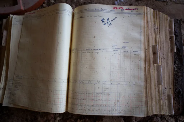 An open ledger book showing yellowing pages and handwritten entries, symbolizing the passage of time. Justificatifs comptables : quelles pièces conserver pour une PME suisse