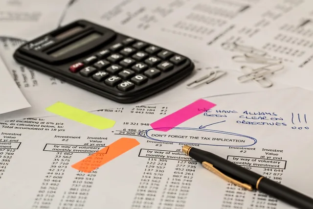 calculator, calculation, insurance, finance, accounting, pen, investment, office, work, taxes, tax, accountant, business, paperwork, financial, document, bookkeeper, paper, calculate, desk, brown business, brown office, brown work, brown paper, brown finance, brown desk, brown company, brown document, brown accounting, calculator, insurance, insurance, insurance, insurance, insurance, accounting, accounting, accounting, accounting, taxes, tax, tax, tax, accountant. So schliessen Schweizer KMU ihre Jahresrechnung ab