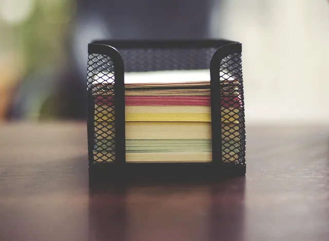 notes, stack, office, workplace, table, paper, business, holder, pile, heap. Buchungsbelege: Welche Unterlagen eine Schweizer KMU aufbewahren muss