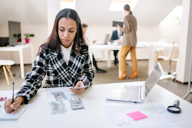 Crédit PME : critères en Suisse: 99,7 % des entreprises suisses sont des PME.; 3 % de refus en 2021 contre 7 % en 2010.; Ratio fonds propres > 35 % et DSCR > 1,3x favorisent l'octroi. Credito bancario per le PMI: quali criteri di concessione in Svizzera?
