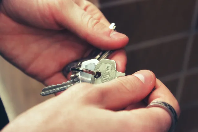keys, hands, house, lock, home, estate, real, open, rent, holding, owner, unlock, finger, man, rent, rent, rent, rent, rent. Previdenza per dirigenti: LPP e 3° pilastro per indipendenti